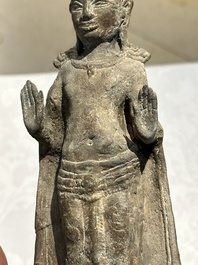 Groupe de cinq figures de Bouddha en bronze, Tha&iuml;lande et Indon&eacute;sie, 8/17&egrave;me