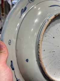 Plat en porcelaine de Chine bleu et blanc &agrave; d&eacute;cor d'oiseaux sur un &eacute;tang, Jiajing