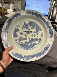 Plat en porcelaine de Chine bleu et blanc &agrave; d&eacute;cor d'oiseaux sur un &eacute;tang, Jiajing