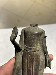 Groupe de cinq figures de Bouddha en bronze, Tha&iuml;lande et Indon&eacute;sie, 8/17&egrave;me