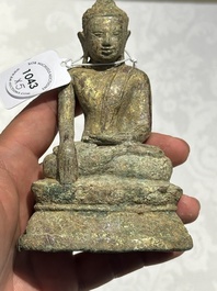 Groupe de cinq figures de Bouddha en bronze, Tha&iuml;lande et Indon&eacute;sie, 8/17&egrave;me