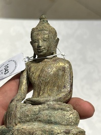 Groupe de cinq figures de Bouddha en bronze, Tha&iuml;lande et Indon&eacute;sie, 8/17&egrave;me