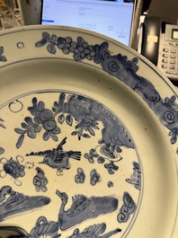 Plat en porcelaine de Chine bleu et blanc &agrave; d&eacute;cor d'oiseaux sur un &eacute;tang, Jiajing