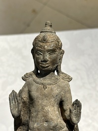Groupe de cinq figures de Bouddha en bronze, Tha&iuml;lande et Indon&eacute;sie, 8/17&egrave;me