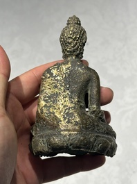 Groupe de cinq figures de Bouddha en bronze, Tha&iuml;lande et Indon&eacute;sie, 8/17&egrave;me