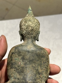Groupe de cinq figures de Bouddha en bronze, Tha&iuml;lande et Indon&eacute;sie, 8/17&egrave;me