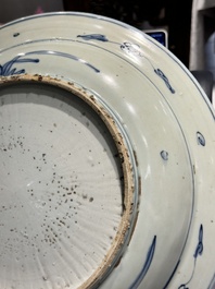Plat en porcelaine de Chine bleu et blanc &agrave; d&eacute;cor d'oiseaux sur un &eacute;tang, Jiajing