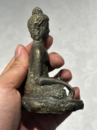 Groupe de cinq figures de Bouddha en bronze, Tha&iuml;lande et Indon&eacute;sie, 8/17&egrave;me
