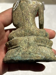 Groupe de cinq figures de Bouddha en bronze, Tha&iuml;lande et Indon&eacute;sie, 8/17&egrave;me