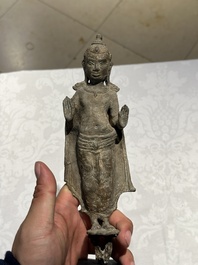 Groupe de cinq figures de Bouddha en bronze, Tha&iuml;lande et Indon&eacute;sie, 8/17&egrave;me