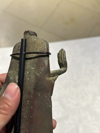 Groupe de cinq figures de Bouddha en bronze, Tha&iuml;lande et Indon&eacute;sie, 8/17&egrave;me