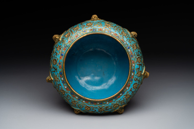 A Chinese gilt and champlev&eacute; enamelled bronze bowl with Buddhas in relief, 19/20th C.