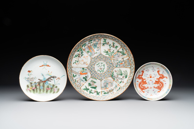 A varied collection of thirteen pieces Chinese famille rose and verte porcelain, 19th C.