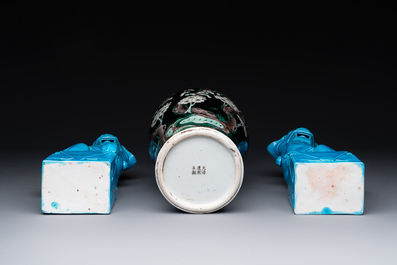 A Chinese famille verte black-ground vase and a pair of turquoise-glazed Buddhist lions, 19/20th C.