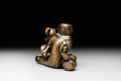 A Chinese bronze paperweight in the form of 'Shi De 拾得' on wooden stand, 16th C.