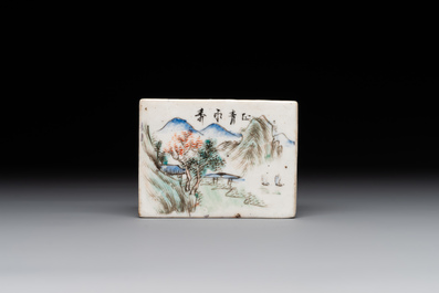 A varied collection of thirteen pieces Chinese famille rose and verte porcelain, 19th C.