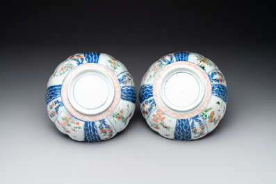 A pair of Chinese verte-imari bowls with floral design, Kangxi
