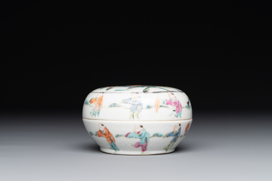 A varied collection of thirteen pieces Chinese famille rose and verte porcelain, 19th C.