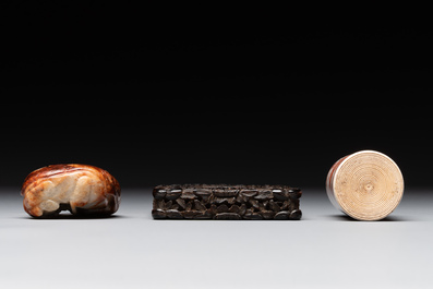 A Chinese jade carving, a tortoiseshell card holder and an iron-red snuff bottle, 19th C.