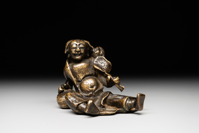 A Chinese bronze paperweight in the form of 'Shi De 拾得' on wooden stand, 16th C.