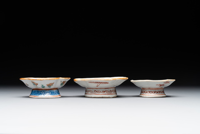 A varied collection of thirteen pieces Chinese famille rose and verte porcelain, 19th C.