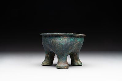 A Chinese archaic bronze tripod food vessel, 'li 鬲', late Western Zhou/early Eastern Zhou