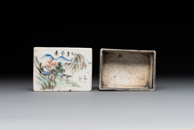 A varied collection of thirteen pieces Chinese famille rose and verte porcelain, 19th C.
