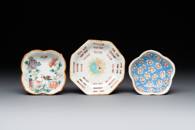 A varied collection of thirteen pieces Chinese famille rose and verte porcelain, 19th C.
