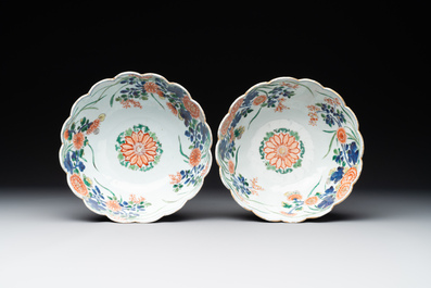 A pair of Chinese verte-imari bowls with floral design, Kangxi