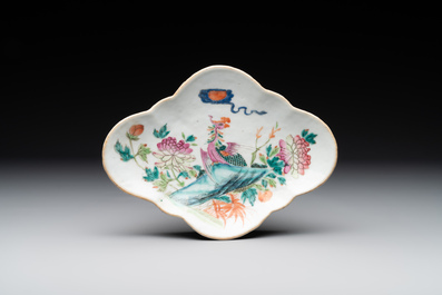A varied collection of thirteen pieces Chinese famille rose and verte porcelain, 19th C.