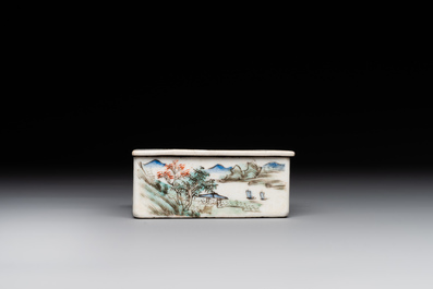 A varied collection of thirteen pieces Chinese famille rose and verte porcelain, 19th C.