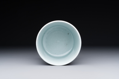 A Chinese famille verte 'fisherman' brush pot, 19th C.