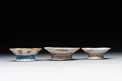 A varied collection of thirteen pieces Chinese famille rose and verte porcelain, 19th C.
