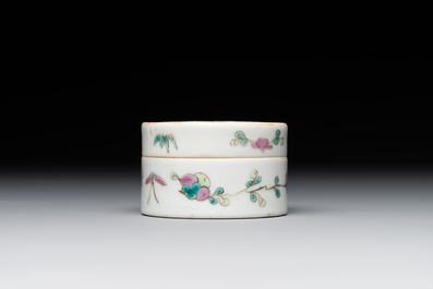 A varied collection of thirteen pieces Chinese famille rose and verte porcelain, 19th C.
