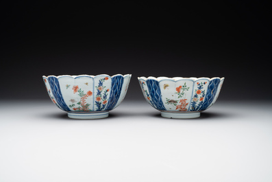 A pair of Chinese verte-imari bowls with floral design, Kangxi