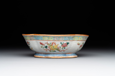 A varied collection of thirteen pieces Chinese famille rose and verte porcelain, 19th C.