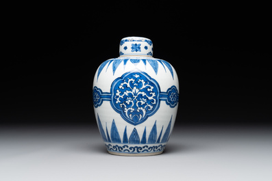 A Chinese blue and white covered jar with floral design, Kangxi