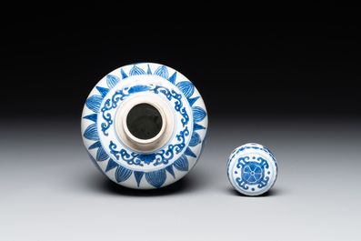A Chinese blue and white covered jar with floral design, Kangxi