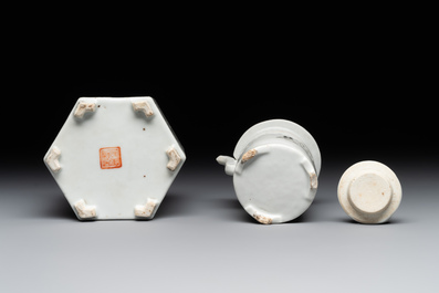 A hexagonal Chinese grisaille covered wine jug and warmer, signed Xinan Xushan 新安旭山, Guangxu mark, 19th C.