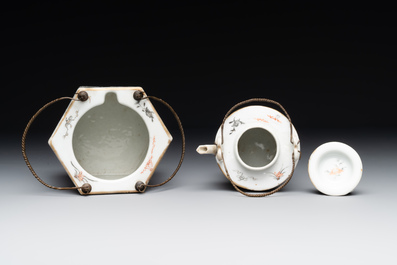 A hexagonal Chinese grisaille covered wine jug and warmer, signed Xinan Xushan 新安旭山, Guangxu mark, 19th C.