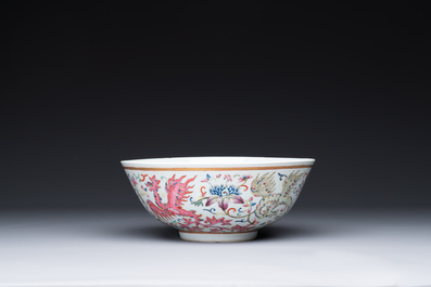 A Chinese famille rose 'phoenix' bowl, Guangxu mark, 19th C.