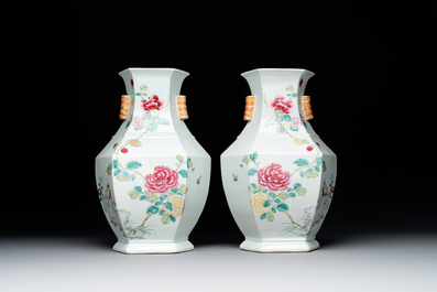 A pair of hexagonal Chinese famille rose 'hu' vases with floral design, Qianlong/Jiaqing