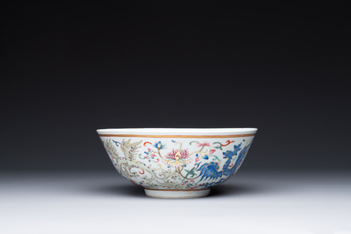 A Chinese famille rose 'phoenix' bowl, Guangxu mark, 19th C.