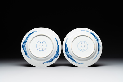 A pair of Chinese blue and white 'hunting scene' plates, Qi Yu Bao Ding Zhi Zhen 奇玉寶鼎之珍 mark, Kangxi