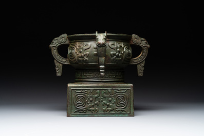 An inscribed Chinese archaistic bronze food vessel, 'gui 簋', Ming