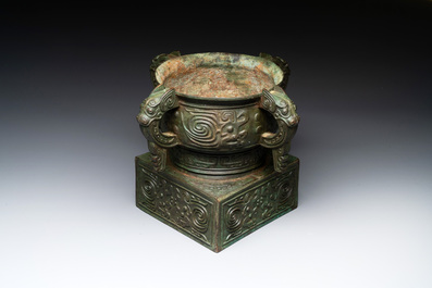 An inscribed Chinese archaistic bronze food vessel, 'gui 簋', Ming