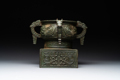 An inscribed Chinese archaistic bronze food vessel, 'gui 簋', Ming