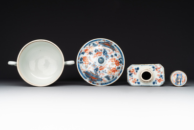 A varied collection of fourteen Chinese Imari-style wares, Kangxi/Qianlong