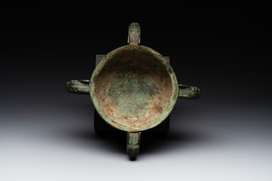 An inscribed Chinese archaistic bronze food vessel, 'gui 簋', Ming