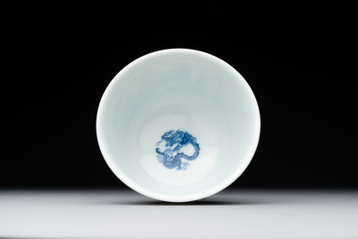A Chinese blue and white 'dragon' cup, Kangxi mark, 19/20th C.